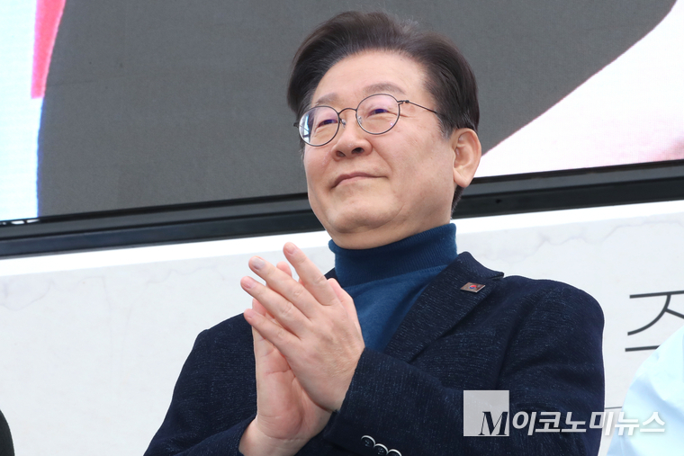 이재명 더불어민주당 대표가 지난 1일 안국동 사거리에서 열린 야5당 공동 내란종식·민주헌정수호를 위한 윤석열 파면 촉구 범국민대회에서 참석해 있다. 사진=최동환 기자