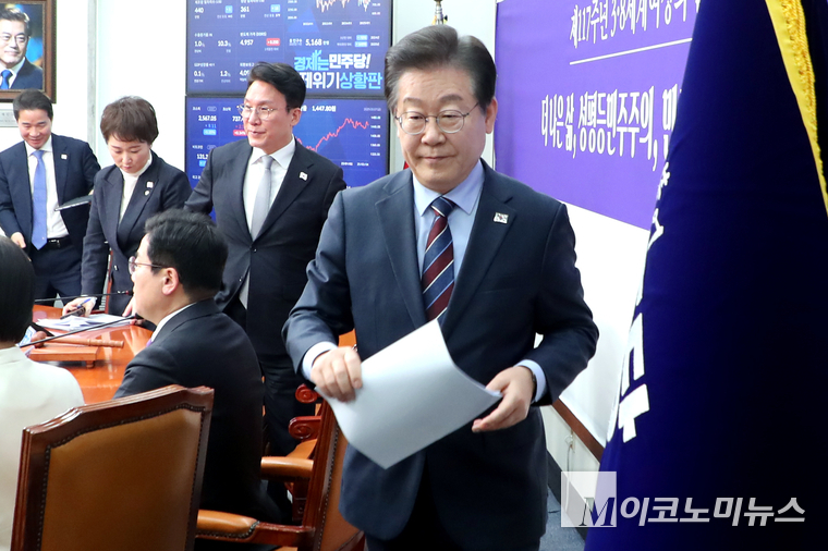 이재명 더불어민주당 대표가 최고위원회의를 마치고 퇴장하고 있다. 사진=최동환 기자