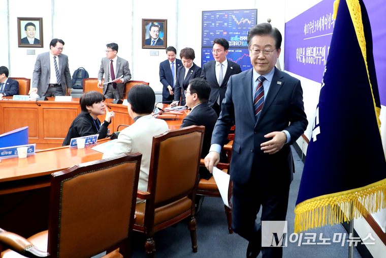 이재명 더불어민주당 대표가 최고위원회의를 마치고 퇴장하고 있다. 사진=최동환 기자