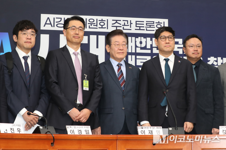 이재명 더불어민주당 대표와 ‘AI 강국위원회’ 위원 등이 7일 AI강국위원회 출범식에서 기념 촬영하고 있다. 사진=최동환 기자