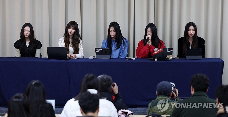 걸그룹 뉴진스(NJZ)가 7일 서울 서초구 서울중앙지방법원에서 열린 '기획사 지위보전 및 광고계약 체결 등 금지' 가처분 신청의 심문기일을 마친 뒤 법원 청사를 나서며 취재진 질문에 답하고 있다. 사진=연합뉴스 