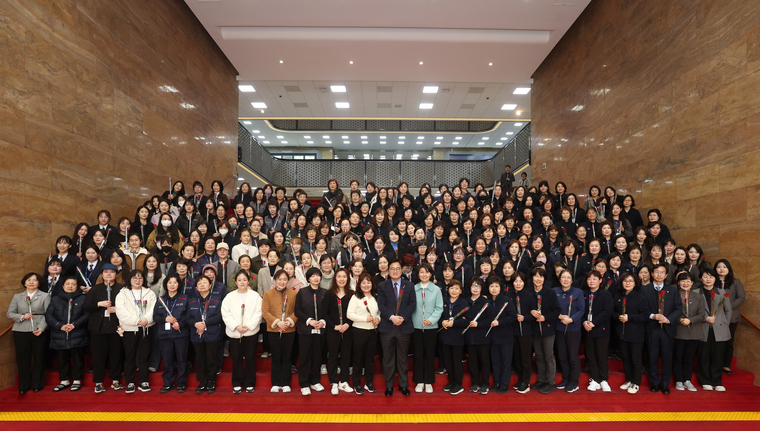 우원식 의장은 7일 청소, 참관해설, 식당, 방송·방호·시설·설비 등을 담당하고 있는 여성 공무직 노동자들을 찾아 한명 한명에게 직접 장미를 전달하고 로텐더홀에서 함께 기념사진을 촬영했다. 사진=국회사무처