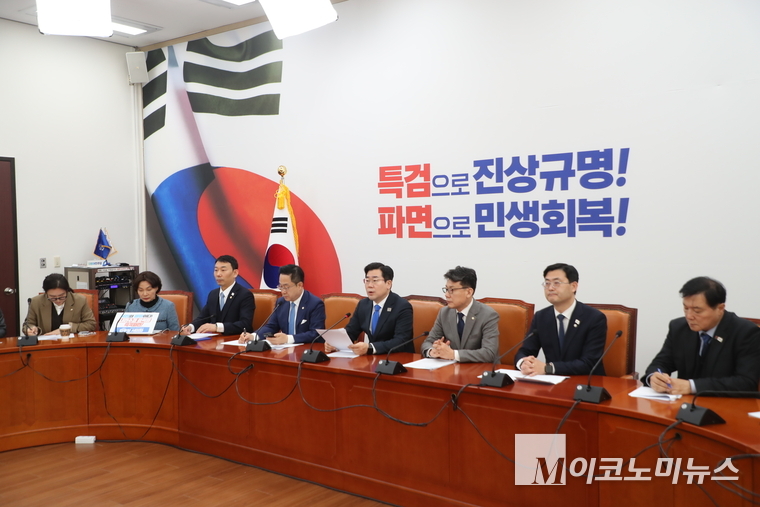 지난 6일 더불어민주당이 국회 본청 원내대표 회의실에서 정책조정회의를 하고 있다. 사진=최동환 기자