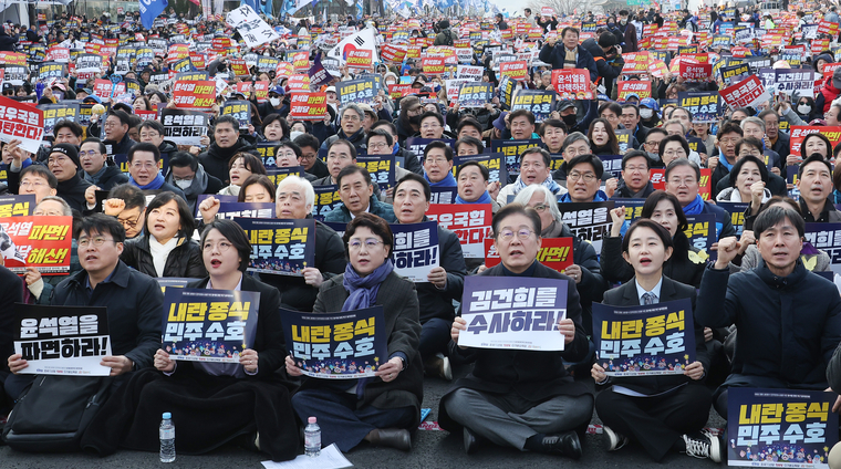 8일 서울 안국동 사거리에서 열린 '야5당 공동 내란종식·민주헌정수호를 위한 윤석열 파면 촉구 범국민대회'에서 더불어민주당 이재명 대표, 조국혁신당 김선민 당 대표 권한대행 등 참가자들이 손팻말을 들고 구호를 외치고 있다. 사진=연합뉴스