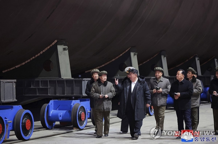 김정은 북한 국무위원장이 핵 추진 잠수함 건조 실태를 시찰했다고 조선중앙통신이 8일 보도했다. 사진=연합뉴스 