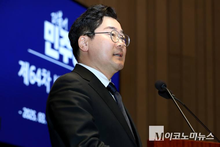 박찬대 원내대표가 10일 국회 본청에서 열린 비상의원총회에서 발언하고 있다. 사진=최동환 기자