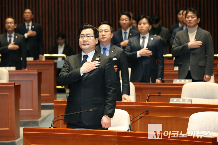 박찬대 원내대표가 10일 국회 본청에서 열린 비상의원총회에서 국민의례를 하고 있다. 사진=최동환 기자