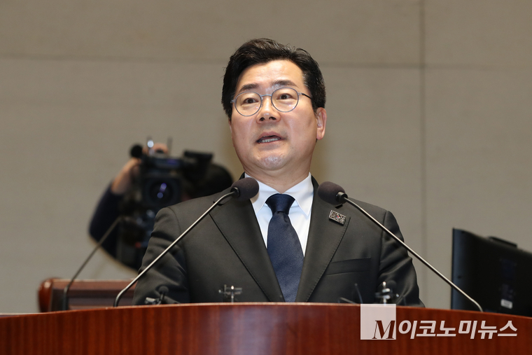 박찬대 원내대표가 10일 국회 본청에서 열린 비상의원총회에서 발언하고 있다. 사진=최동환 기자