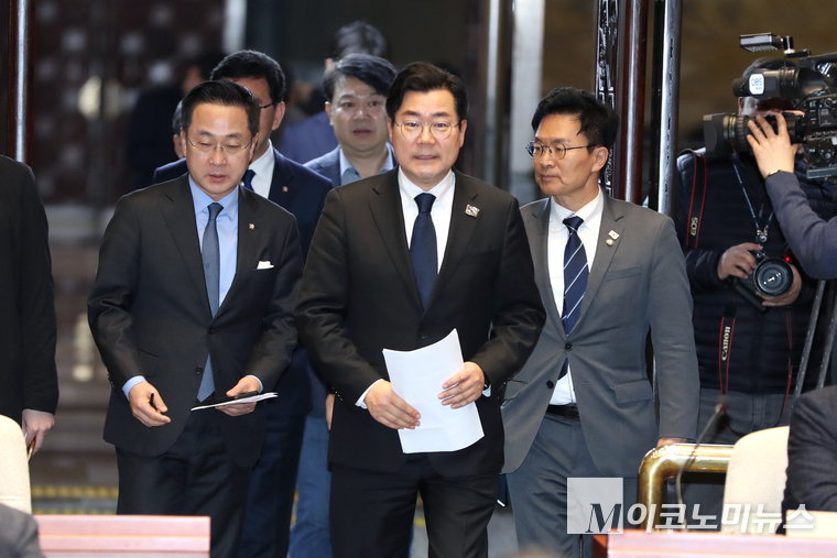 박찬대 원내대표가 10일 국회 본청에서 열린 비상의원총회에 참석하고 있다. 사진=최동환 기자