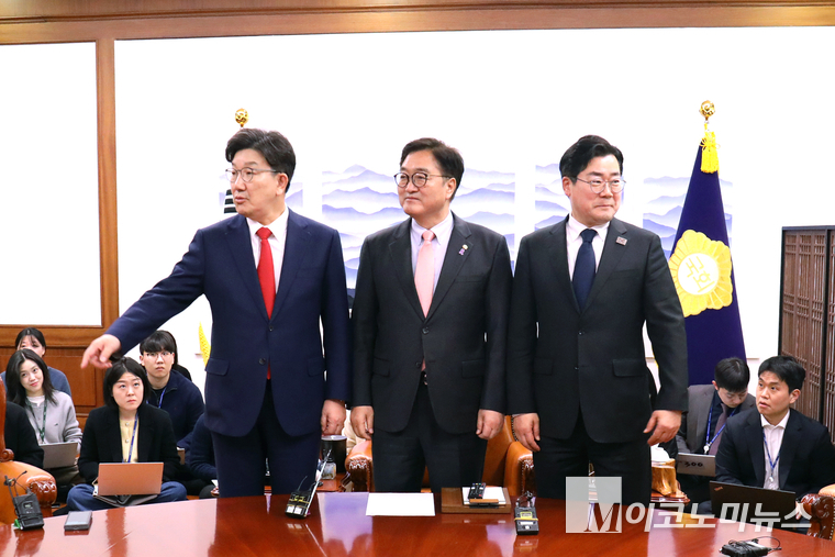 우원식 국회의장과 우원식 국회의장과 권성동 국민의힘·박찬대 더불어민주당 원내대표 10일 국회의장실에서 여야 국정협의회에 앞서 기념촬영하고 있다. 사진=최동환 기자