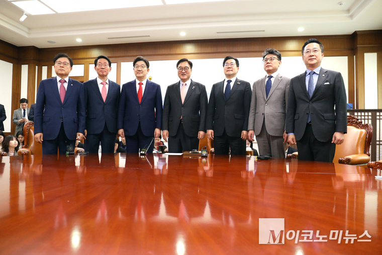 우원식 국회의장과 우원식 국회의장과 권성동 국민의힘·박찬대 더불어민주당 원내대표 등이 10일 국회의장실에서 여야 국정협의회에 앞서 기념촬영하고 있다. 사진=최동환 기자