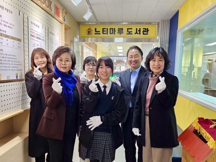 김미경 의원(왼쪽 2번째)이 학교 관계자및 학생들과 함께 히고 있다 <김미경 의원 제공>