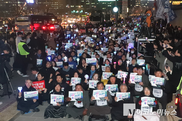 비상행동-제정당은 10일 저녁 경복궁역 4번 출구 인근에서 윤석열 즉각 퇴진·사회대개혁 비상행동 집회에서 ‘내란검찰 규탄한’라며 구호를 외치고 있다. 사진=최동환 기자