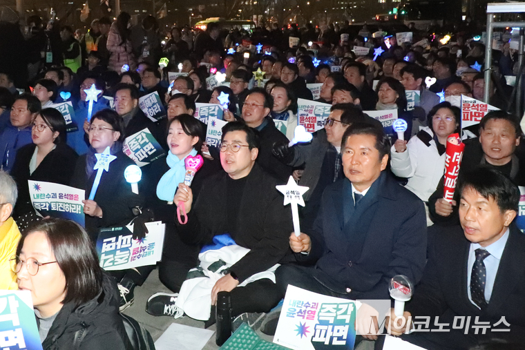원내 야5당 대표가 10일 저녁 경복궁역 4번 출구 인근에서 윤석열 즉각 퇴진·사회대개혁 비상행동 집회에서 ‘내란검찰 규탄한’라며 구호를 외치고 있다. 사진=최동환 기자