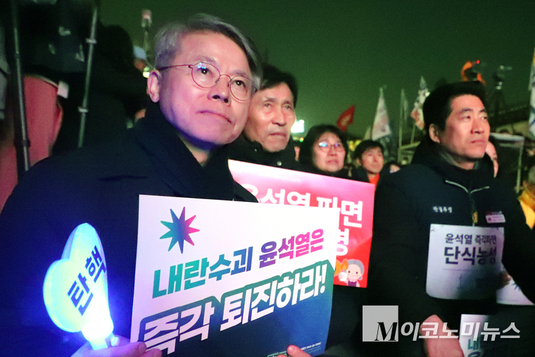 민형배 더불어민주당 의원이 10일 비상행동 집회에 참석해 있다. 사진=최동환 기자