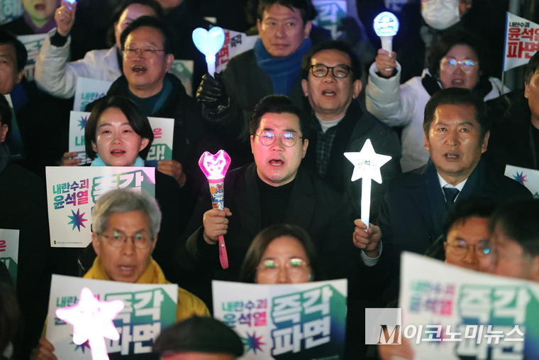 왼쪽부터 김재연 진보당 상임대표, 박찬대 더불어민주당 원내대표와 정청래 더불어민주당 의원. 사진=최동환 기자