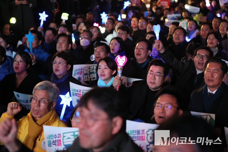 비상행동-제정당은 10일 저녁 경복궁역 4번 출구 인근에서 윤석열 즉각 퇴진·사회대개혁 비상행동 집회에서 ‘내란검찰 규탄한’라며 구호를 외치고 있다. 사진=최동환 기자