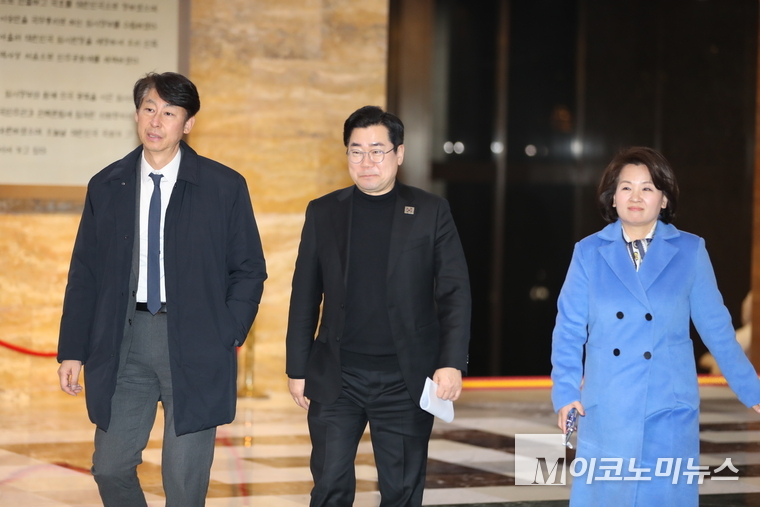 이훈기, 박찬대, 이수진 의원이 10일 밤 국회 본청에서 열리는 비공개 비상의원총회에 참석하고 있다. 사진=최동환 기자