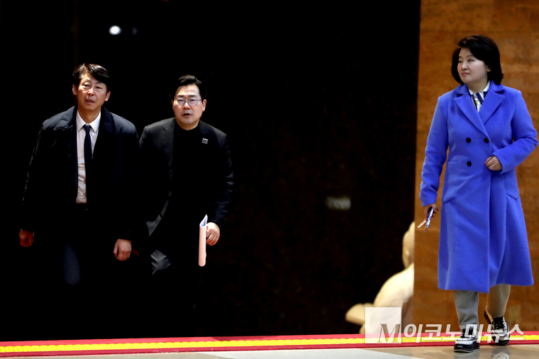이훈기, 박찬대, 이수진 의원이 10일 밤 국회 본청에서 열리는 비공개 비상의원총회에 참석하고 있다. 사진=최동환 기자