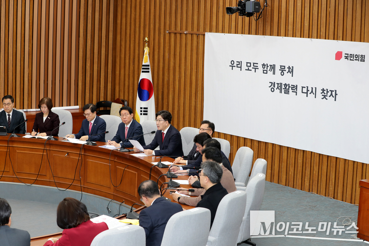 권성동 국민의힘 원내대표가 11일 국회 본청에서 열린 원내대책회의에 발언하고 있다. 사진=최동환 기자<br>
