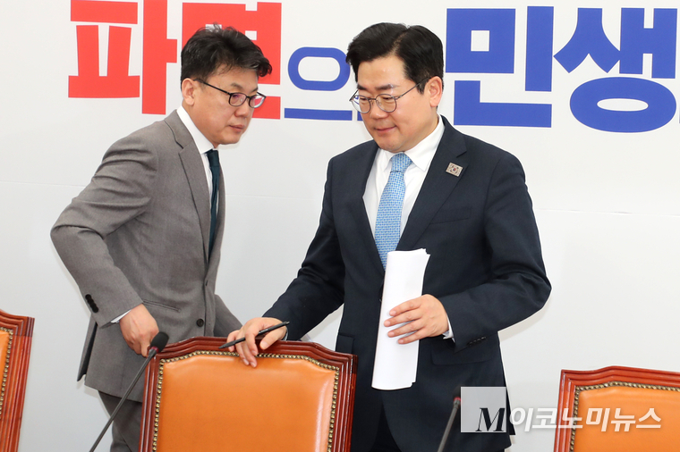 박찬대 더불어민주당 원내대표와 진성준 정책위의장이 11일 국회 본청에서 열린 원내대책회의에 참석하고 있다. 사진=최동환 기자