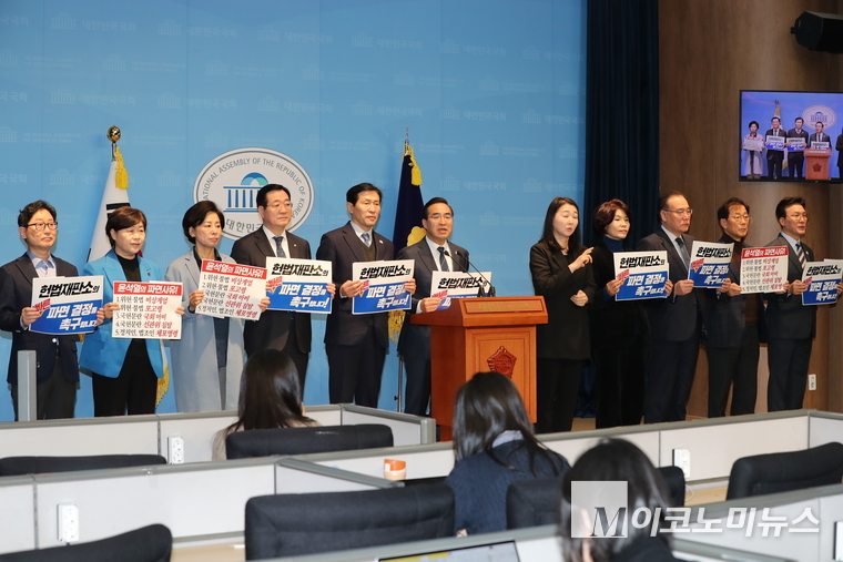 더불어민주당 4선 의원 13인은 11일 오전 국회에서 기자회견을 열었다. 사진=최동환 기자