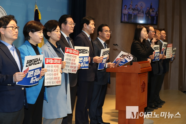 더불어민주당 4선 의원 13인은 11일 오전 국회에서 기자회견을 열었다. 사진=최동환 기자