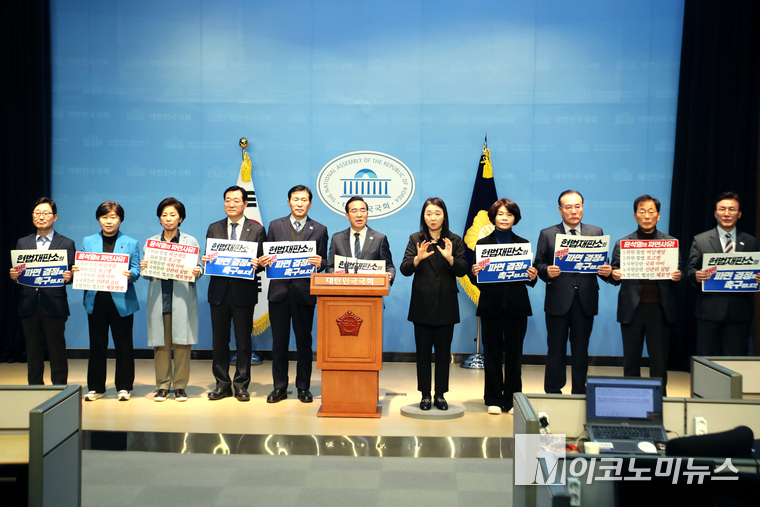 더불어민주당 4선 국회의원(김민석·남인순·민홍철·박범계·박홍근·서영교·윤후덕·이개호·이춘석· 이학영·정청래·진선미·한정애)은 11일 국회 소통관에서 기자회견하고 있다.