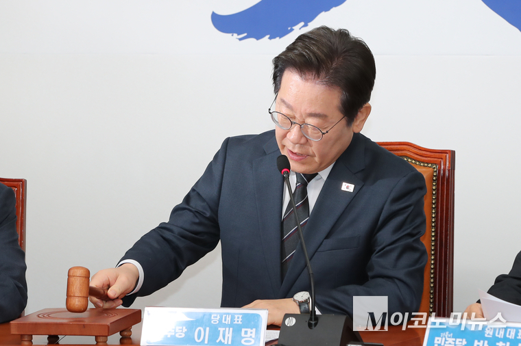이재명 더불어민주당 대표가 12일 국회 본청에서 열린 최고위원회의에서 개의 선언하고 있다. 사진=최동환 기자