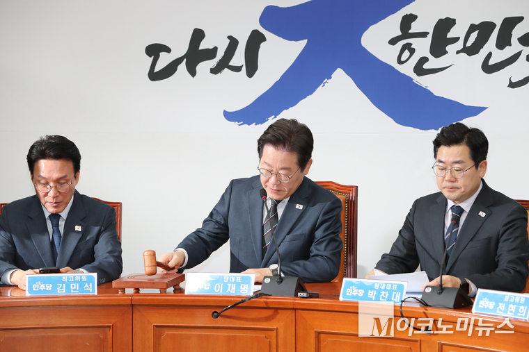 이재명 더불어민주당 대표가 12일 국회 본청에서 열린 최고위원회의에서 개의 선언하고 있다. 사진=최동환 기자
