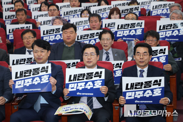 박찬대 더불어민주당 원내대표가 12일 국회 의원회관 제2소회의실에서 열린 사회적경제위원회 발대식에서 구호를 외치고 있다. 사진=최동환 기자