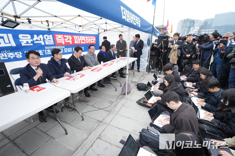 박용진 전 의원(왼쪽부터), 김부겸 전 총리, 이재명 당대표, 김경수 전 경남도지사, 이광재 전 국회 사무총장. 사진=최동환 기자/공동취재