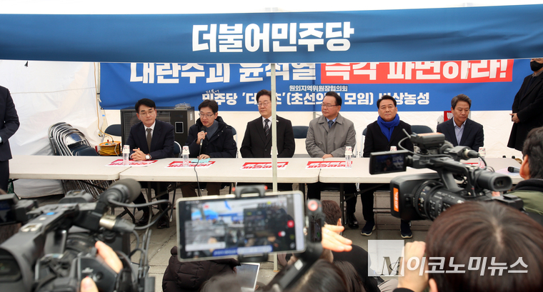 박용진 전 의원(왼쪽부터), 김부겸 전 총리, 이재명 당대표, 김경수 전 경남도지사, 이광재 전 국회 사무총장. 사진=최동환 기자/공동취재