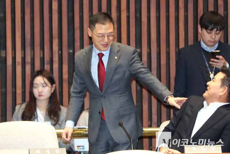 김상욱 국민의힘 의원이 지난 11일 의원총회에서 김태호 의원과 인사하고 있다. 사진=최동환 기자