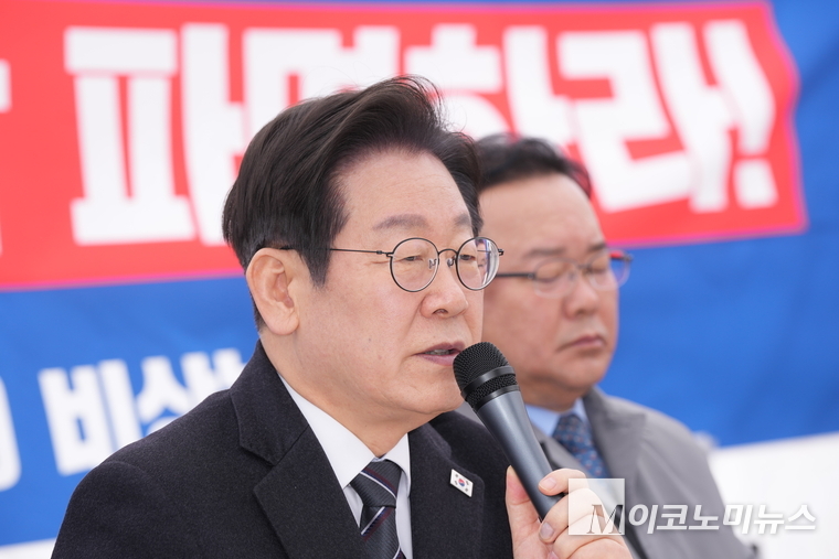 이재명 더불어민주당 대표가 12일 광화문 민주당 천막농성장에서 열린 국난극복을 위한 시국간담회에서 발언하고 있다. 사진=최동환 기자/공동취재