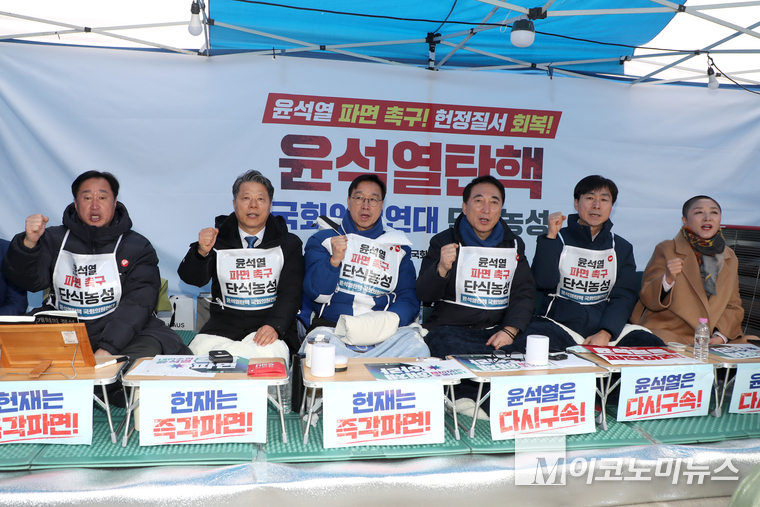 김준혁·서영석·위성곤·박수현·한창민(사회민주당)·전진숙 의원(왼쪽부터)이 12일 광화문 윤석열 탄핵 단식 농성 천막에서 윤석열 파면을 외치고 있다. 사진=최동환 기자