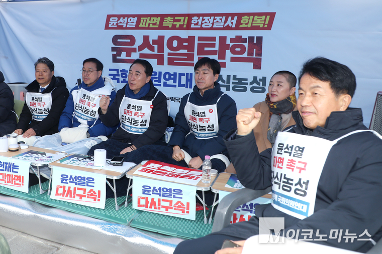 윤종오 진보당 의원이 12일 광화문 윤석열 탄핵 단식 농성 천막에서 주먹을 움켜쥐고 있다. 사진=최동환 기자