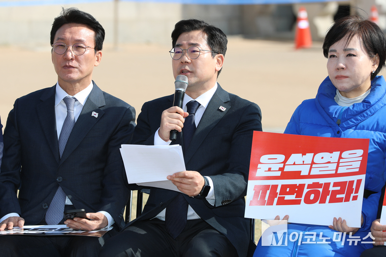박찬대 더불어민주당 원내대표는 14일 광화문 앞에서 열린 현장 최고위원회의에서 발언하고 있다. 사진=최동환 기자