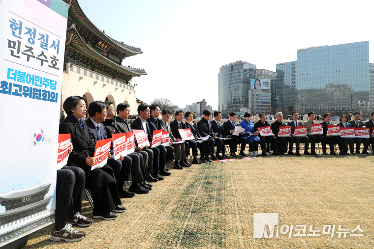 박찬대 더불어민주당 원내대표가 14일 광화문 앞에서 열린 최고위원회의에서 발언하고 있다. 사진=최동환 기자