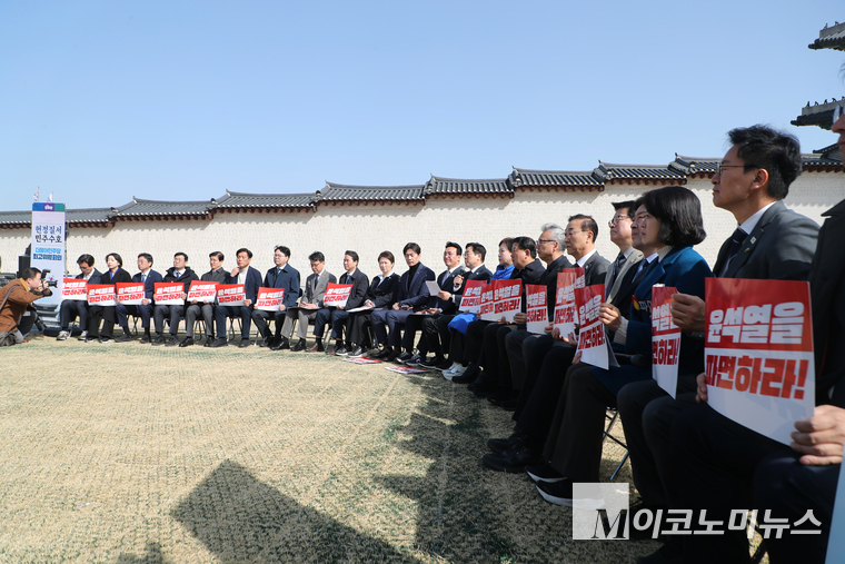 박찬대 더불어민주당 원내대표가 14일 광화문 앞에서 열린 최고위원회의에서 발언하고 있다. 사진=최동환 기자