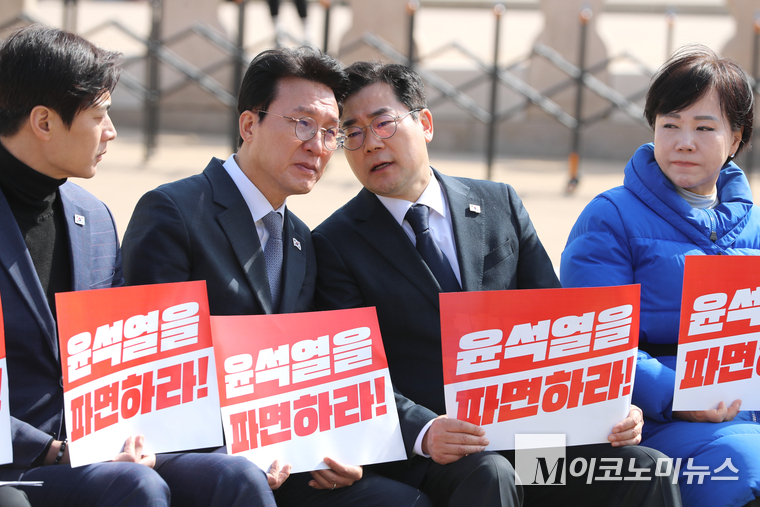 박찬대 더불어민주당 원내대표와 김민석 최고위원이 14일 광화문 앞에서 열린 최고위원회의에서 이야기하고 있다. 사진=최동환 기자