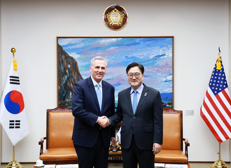 우원식 국회의장은 14일 의장접견실에서 케빈 매카시 미국 전 하원의장과 기념촬영하고 있다. 사진=국회사무처