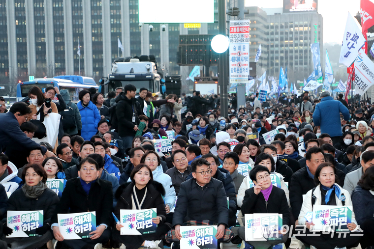 지난 10일 야5당이 광화문 부근에서 윤석열 즉각 퇴진·사회대개혁 비상행동집회를 하고 있다. 사진=최동환 기자