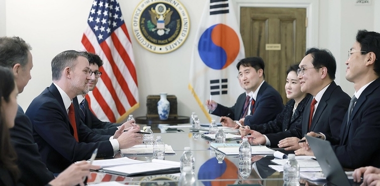 정인교 산업통상자원부 통상교섭본부장이 14일(현지시간) 미국 워싱턴 D.C. 미국 무역대표부 회의실에서 제이미슨 그리어 미국 무역대표부(USTR) 대표와의 면담에서 상호관세 등 양국 간 통상 현안을 논의하고 있다. 사진=산업통상자원부