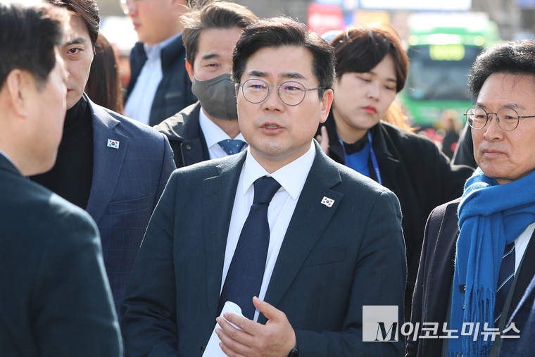 박찬대 더불어민주당 원내대표가 지난 14일 광화문 앞에서 열린 최고위원회의에 앞서 의원들과 이야기 나누고 있다. 사진=최동환 기자