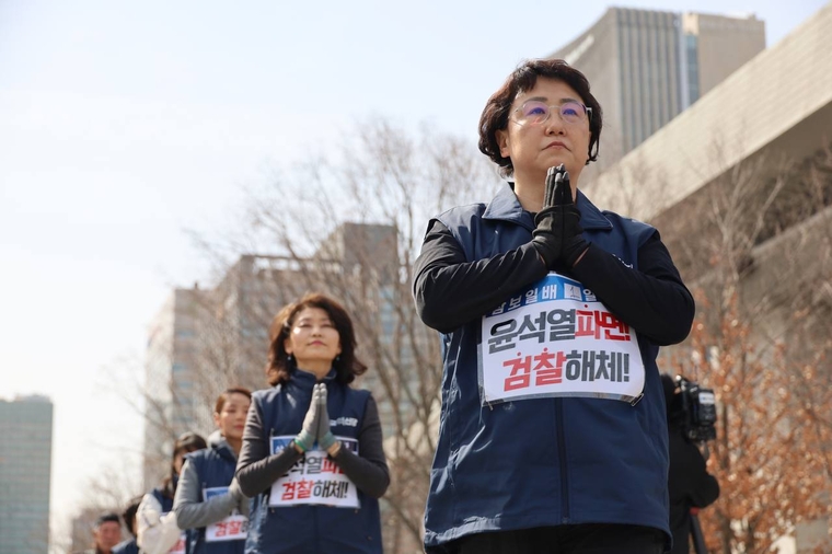 조국혁신당인 지난 13일 광화문광장 이순신 동상에서 경복궁까지 삼보일배하고 있다. 사진=조국혁신당