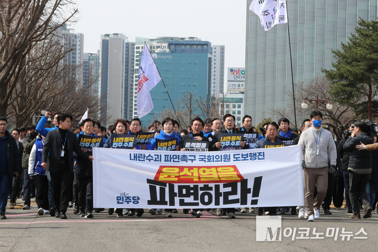 더불어민주당 국회의원들이 17일 ‘내란 수괴 윤석열 파면 촉구 도보행진’을 했다. 사진=최동환 기자