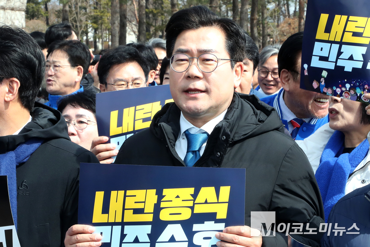 박찬대 더불어민주당 원내대표가 17일 ‘내란 수괴 윤석열 파면 촉구 도보행진’에 앞서 국회 본청 앞 계단에서 피켓을 들고 있다. 사진=최동환 기자