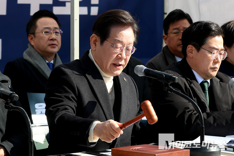 이재명 더불어민주당 대표가 19일 최고위원회의 개의를 선언하고 있다. 사진=최동환 기자