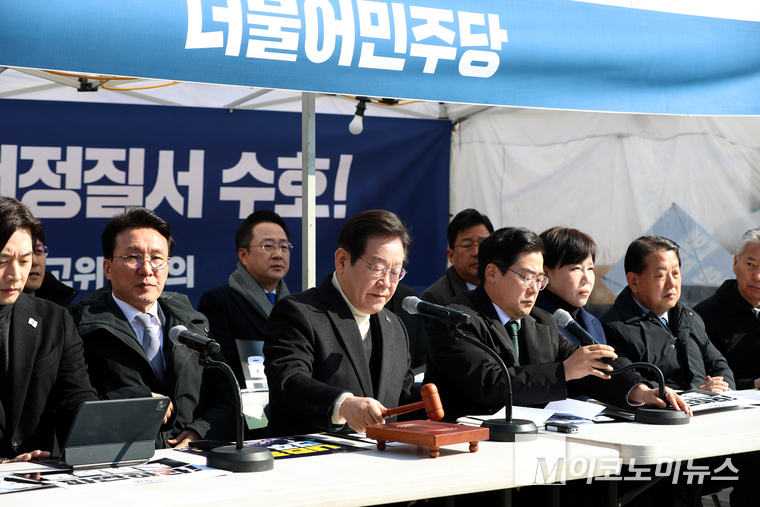 이재명 더불어민주당 대표가 19일 최고위원회의 개의를 선언하고 있다. 사진=최동환 기자